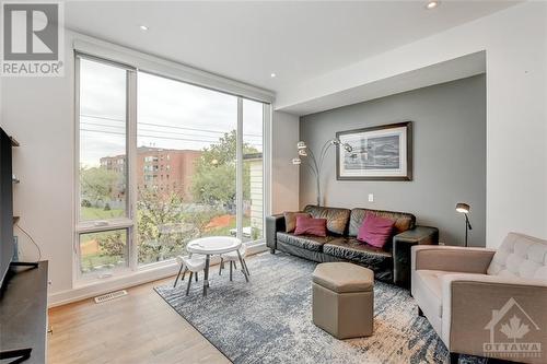 68H Stonehurst Avenue, Ottawa, ON - Indoor Photo Showing Living Room
