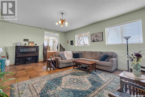 115 1St Avenue W, Vanscoy, SK - Indoor Photo Showing Living Room