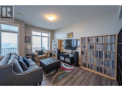 1046 Holden Road, Penticton, BC - Indoor Photo Showing Living Room