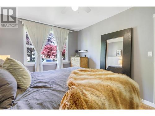 1047 Stockwell Avenue, Kelowna, BC - Indoor Photo Showing Bedroom