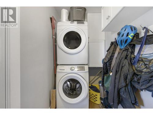 1047 Stockwell Avenue, Kelowna, BC - Indoor Photo Showing Laundry Room