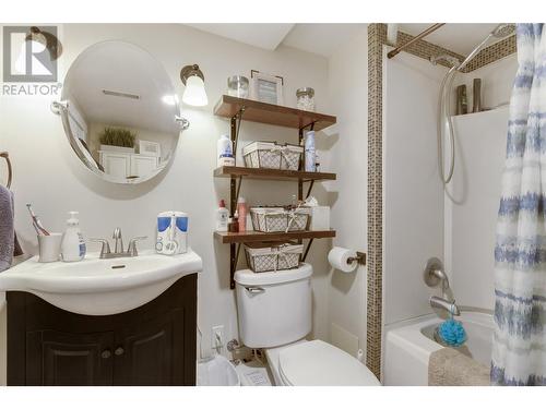 1047 Stockwell Avenue, Kelowna, BC - Indoor Photo Showing Bathroom
