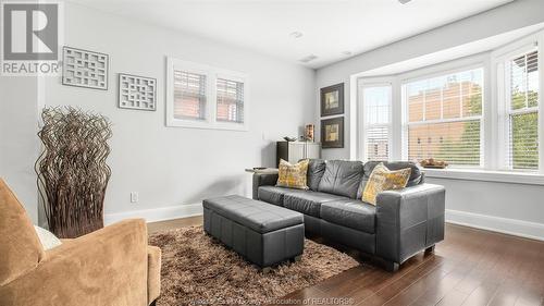 1165 Ouellette Avenue, Windsor, ON - Indoor Photo Showing Living Room