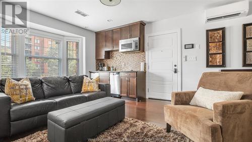 1165 Ouellette Avenue, Windsor, ON - Indoor Photo Showing Living Room