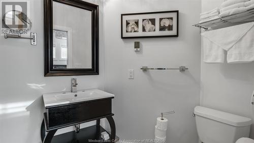 1165 Ouellette Avenue, Windsor, ON - Indoor Photo Showing Bathroom
