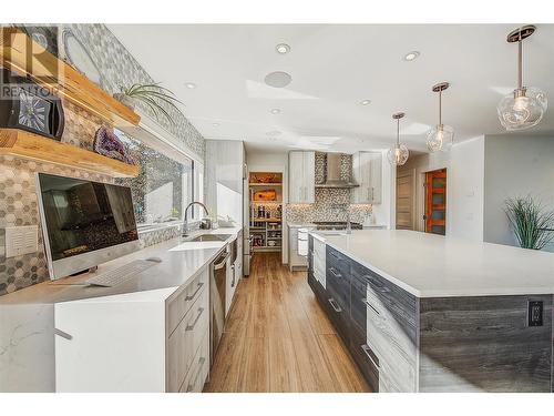 4354 Kensington Drive, Kelowna, BC - Indoor Photo Showing Kitchen With Upgraded Kitchen
