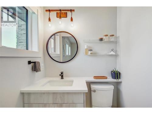 4354 Kensington Drive, Kelowna, BC - Indoor Photo Showing Bathroom