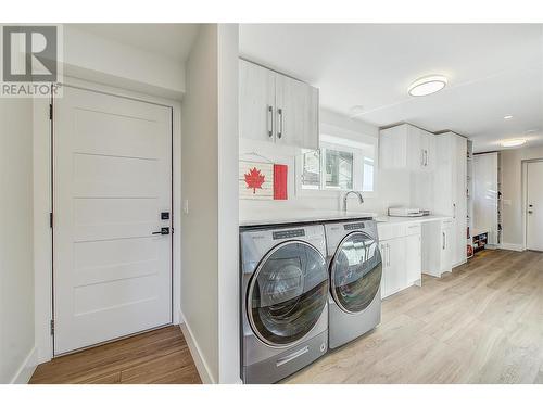 4354 Kensington Drive, Kelowna, BC - Indoor Photo Showing Laundry Room
