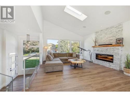 4354 Kensington Drive, Kelowna, BC - Indoor Photo Showing Living Room With Fireplace