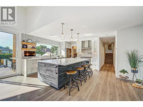 4354 Kensington Drive, Kelowna, BC - Indoor Photo Showing Kitchen With Upgraded Kitchen