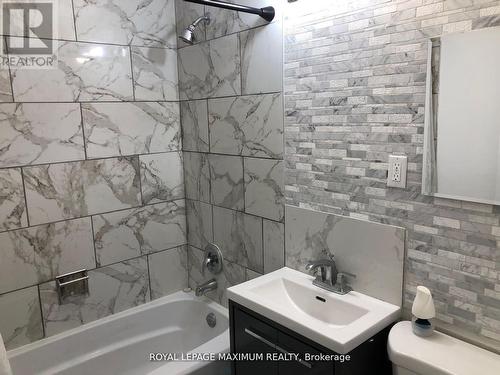 105 - 55 Neptune Drive, Toronto, ON - Indoor Photo Showing Bathroom