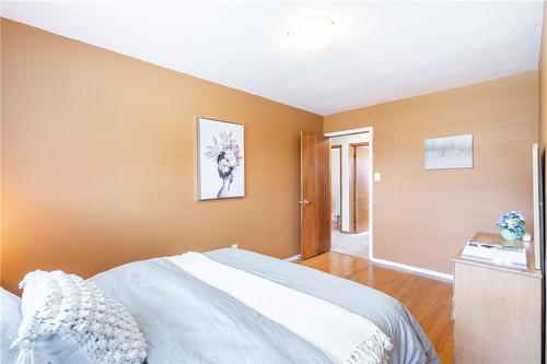9 Vanderwood Court, Stoney Creek, ON - Indoor Photo Showing Bedroom