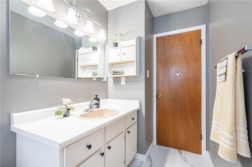 9 Vanderwood Court, Stoney Creek, ON - Indoor Photo Showing Bathroom