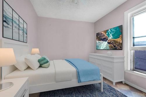 13 Clinton Street, Hamilton, ON - Indoor Photo Showing Bedroom