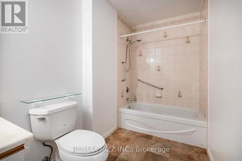 204 - 1 Heritage Way, Kawartha Lakes, ON - Indoor Photo Showing Bathroom
