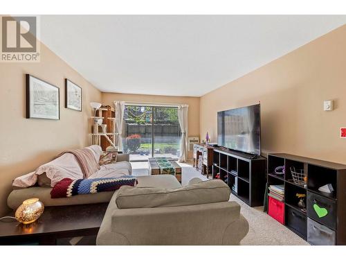 435 Franklyn Road Unit# 105, Kelowna, BC - Indoor Photo Showing Living Room