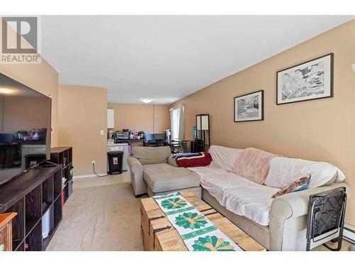 435 Franklyn Road Unit# 105, Kelowna, BC - Indoor Photo Showing Living Room