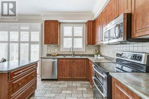19 Cider Crescent, Richmond Hill, ON - Indoor Photo Showing Kitchen With Double Sink