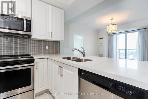 521 - 25 Baker Hill Boulevard, Whitchurch-Stouffville, ON - Indoor Photo Showing Kitchen With Double Sink With Upgraded Kitchen