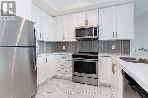521 - 25 Baker Hill Boulevard, Whitchurch-Stouffville, ON - Indoor Photo Showing Kitchen With Double Sink