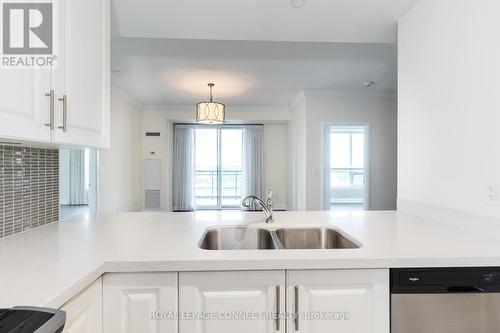 521 - 25 Baker Hill Boulevard, Whitchurch-Stouffville, ON - Indoor Photo Showing Kitchen With Double Sink