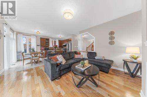 38 Sweetner Drive, Whitchurch-Stouffville, ON - Indoor Photo Showing Living Room