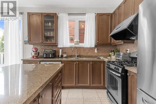 38 Sweetner Drive, Whitchurch-Stouffville, ON - Indoor Photo Showing Kitchen