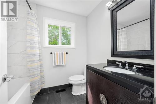54 Bannock Crescent, Ottawa, ON - Indoor Photo Showing Bathroom