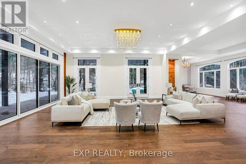 15 Glenview Heights Lane, King, ON - Indoor Photo Showing Living Room