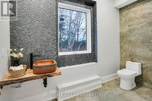 15 Glenview Heights Lane, King, ON - Indoor Photo Showing Bathroom