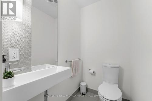 103 - 33 Helendale Avenue, Toronto, ON - Indoor Photo Showing Bathroom