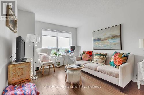 810 - 61 Heintzman Street, Toronto, ON - Indoor Photo Showing Living Room