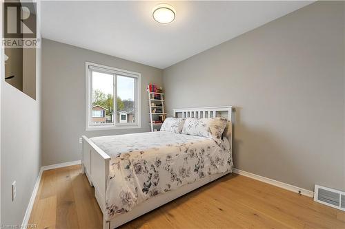 301 Scott Road, Cambridge, ON - Indoor Photo Showing Bedroom