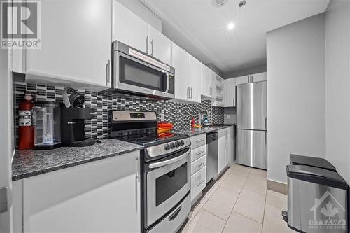 40 Nepean Street Unit#1807, Ottawa, ON - Indoor Photo Showing Kitchen With Upgraded Kitchen