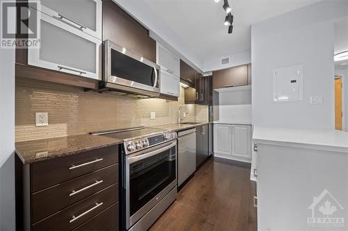 40 Nepean Street Unit#1807, Ottawa, ON - Indoor Photo Showing Kitchen With Upgraded Kitchen