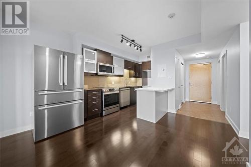 40 Nepean Street Unit#1807, Ottawa, ON - Indoor Photo Showing Kitchen With Upgraded Kitchen