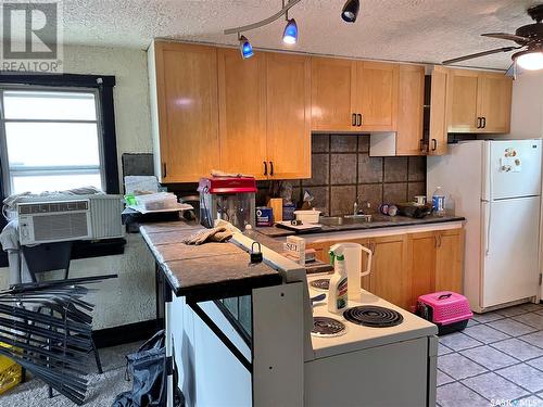 1225 C Avenue N, Saskatoon, SK - Indoor Photo Showing Kitchen