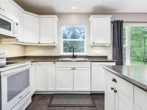 9516 Doyle Rd, Black Creek, BC - Indoor Photo Showing Kitchen With Double Sink