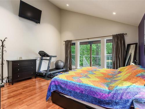 9516 Doyle Rd, Black Creek, BC - Indoor Photo Showing Bedroom