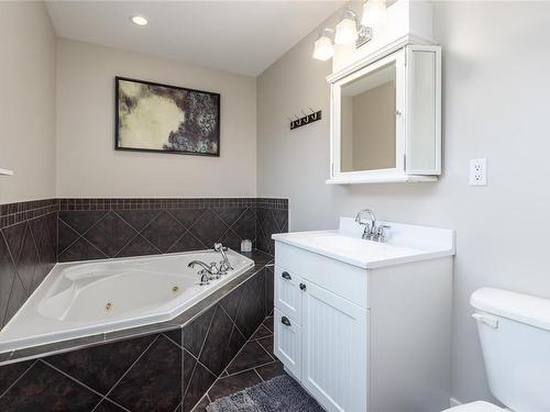 9516 Doyle Rd, Black Creek, BC - Indoor Photo Showing Bathroom