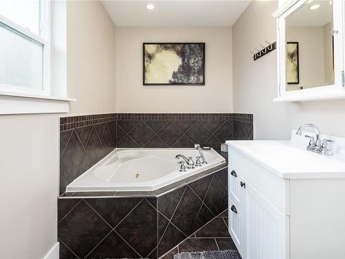 9516 Doyle Rd, Black Creek, BC - Indoor Photo Showing Bathroom