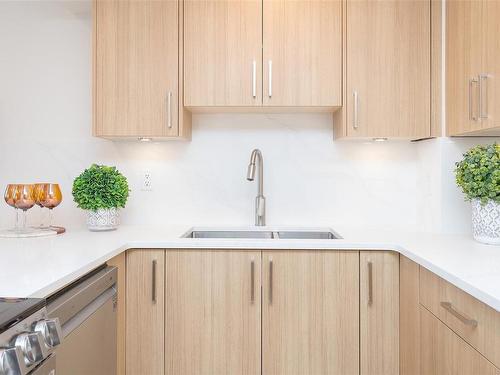 807-225 Belleville St, Victoria, BC - Indoor Photo Showing Kitchen With Double Sink With Upgraded Kitchen