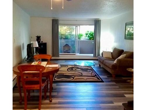 112-3040 Pine St, Chemainus, BC - Indoor Photo Showing Living Room