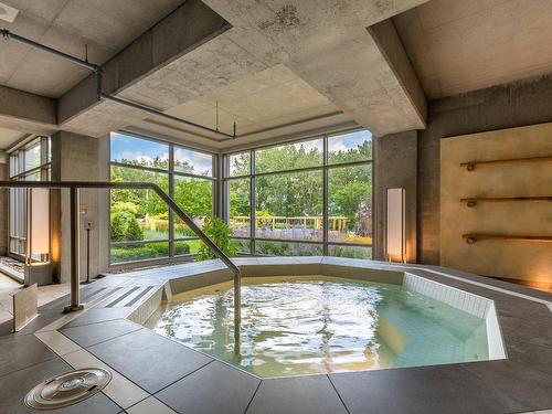 Hot tub - 606-200 Av. Des Sommets, Montréal (Verdun/Île-Des-Soeurs), QC - Indoor Photo Showing Other Room With In Ground Pool