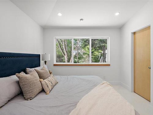 3192 Fifth St, Victoria, BC - Indoor Photo Showing Bedroom