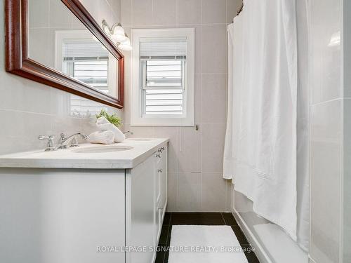 81 1/2 Boultbee Ave, Toronto, ON - Indoor Photo Showing Bathroom