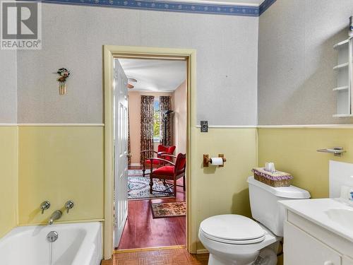 5 Halliday Street, Brockville, ON - Indoor Photo Showing Bathroom
