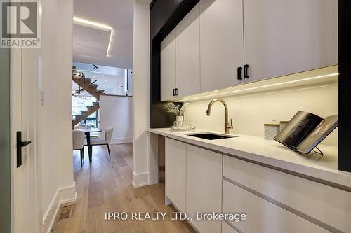 2556 Glengarry Road, Mississauga, ON - Indoor Photo Showing Kitchen