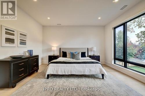 2556 Glengarry Road, Mississauga, ON - Indoor Photo Showing Bedroom