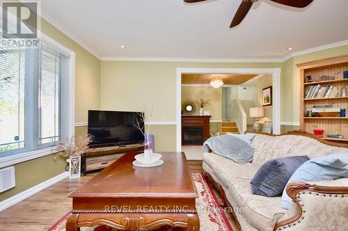 1236 Golden Beach Road, Bracebridge, ON - Indoor Photo Showing Living Room